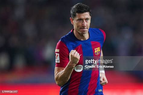 Robert Lewandowski of FC Barcelona celebrates after scoring the... Fotografía de noticias ...