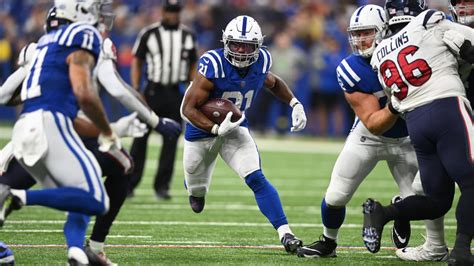 Colts RB Zack Moss has career day vs. Texans, with 114 yards and a TD