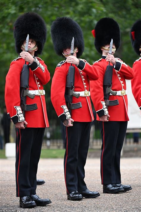 Changing of the guard ceremony returns to Buckingham Palace for the first time since March 2020 ...