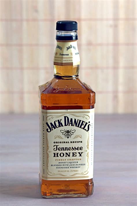 Jack Daniels Tennessee Honey {Product Review} | Mix That Drink