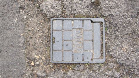 Stopcock cover in pavement, Westfield © Bob Harvey cc-by-sa/2.0 :: Geograph Britain and Ireland