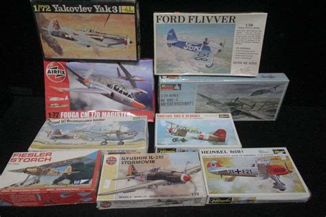 Collection of vintage model airplane kits - nine kits - Bunting Online Auctions