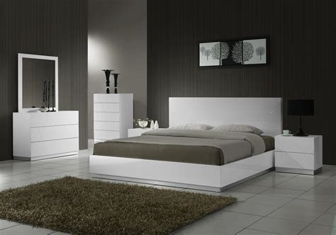 J&M Naples Platform Bedroom Set in White Lacquer