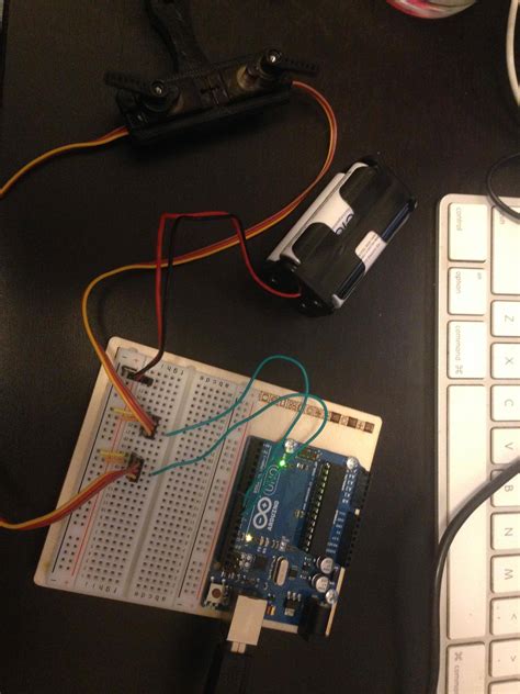 electricity - How can Arduino control with a servo with only one wire? - Arduino Stack Exchange