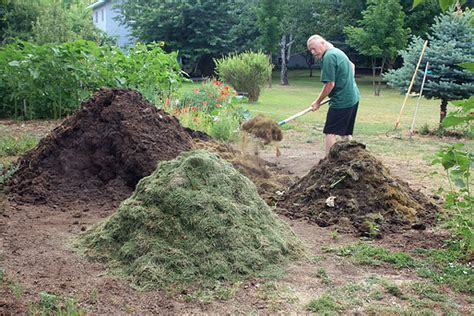 Quiet Corner:How to Make Compost With Grass Clippings - Quiet Corner