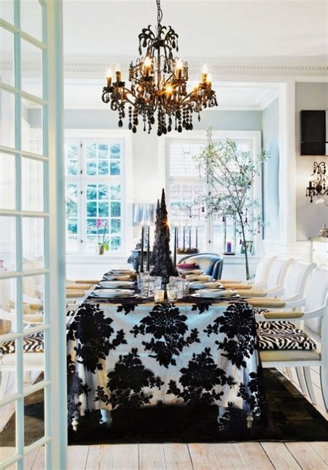 10 Stylish Black And White Christmas Décor Ideas - DigsDigs