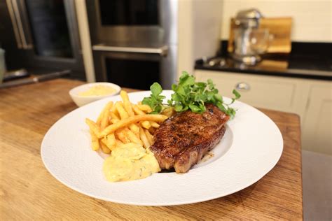 Sirloin Steak with Chips and Béarnaise Sauce - James Martin Chef