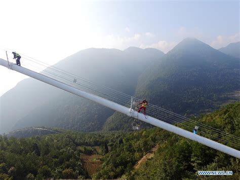 Maintenance work 650 meters above valley in Hubei