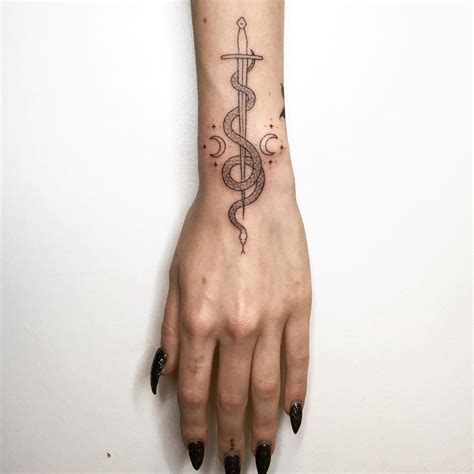 @taticompton on Instagram: "🗡Thanks @caitmarks ! 🐍 #handpoke #stickandpoke" | Idee per tatuaggi ...