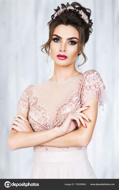 Красивая Невеста Прической Элегантном Платье | Beautiful bride, Bride, One shoulder wedding dress