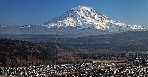 The Big Wobble : The 14,000-foot snowcapped volcano Mount Rainier is ...