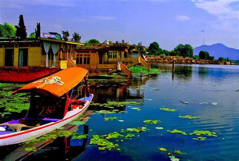 Kashmir Premium Houseboat (2N/3D)- Stay & Sightseeing – Lo Holidays