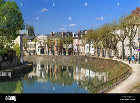 France, région du Gâtinais, Loiret (45), Montargis, le canal de Briare et les maisons de la rue ...