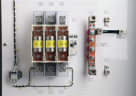 Fused Disconnect Switch vs Circuit Breakers | Salient Power