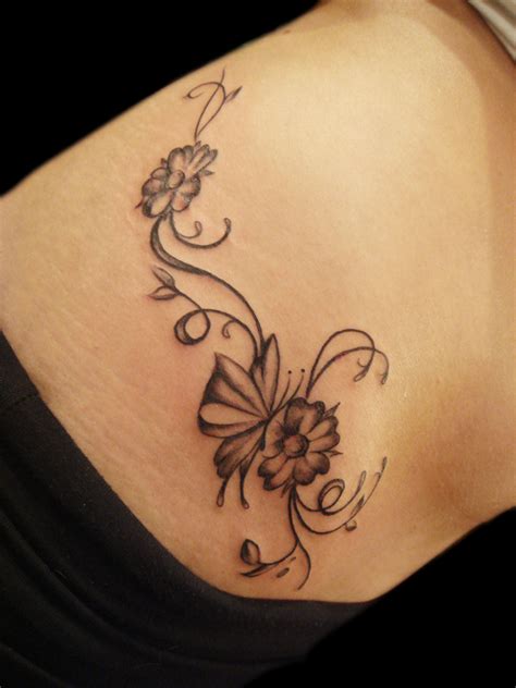 Tatouage femme épaule arabesque