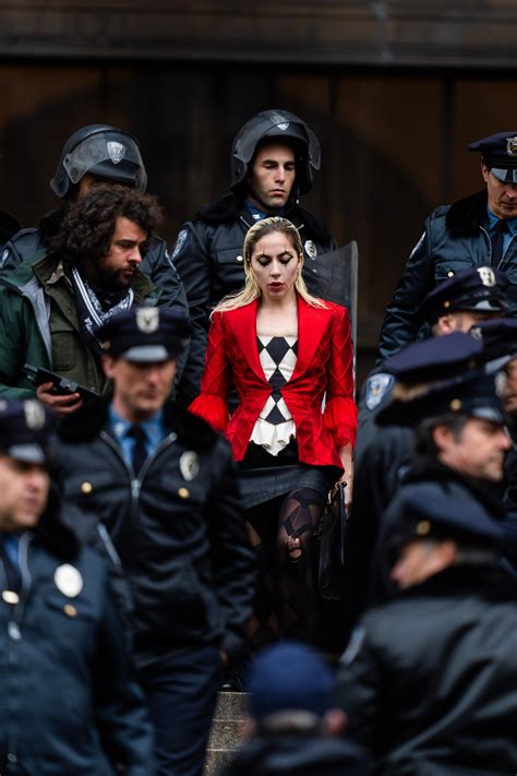 "Joker: Folie à Deux": Erste Fotos zeigen Lady Gaga als Harley Quinn ...