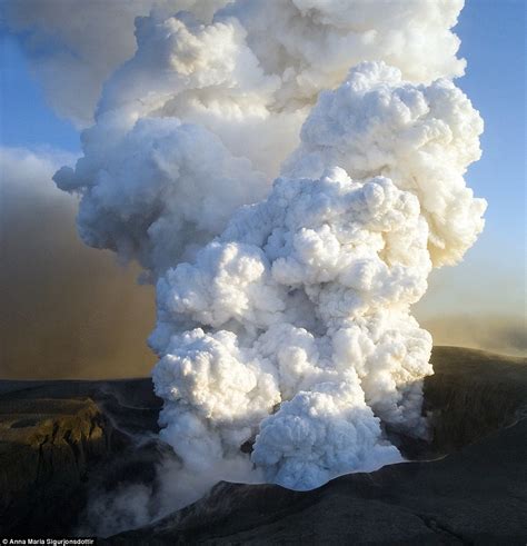 Iceland volcano ash cloud images capture eruption that brought Europe ...