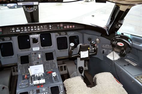 Bombardier CRJ700 Cockpit - Flight Deck - FlyRadius