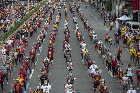 23,000 Katoliko dumalo sa Pista ng Itim na Nazareno sa kabila ng banta ng Covid-19 | Bandera