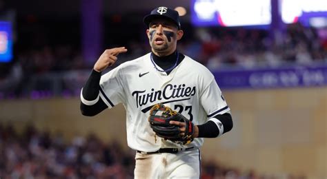 Twins 3B Royce Lewis salutes Derek Jeter in Yankee Stadium debut