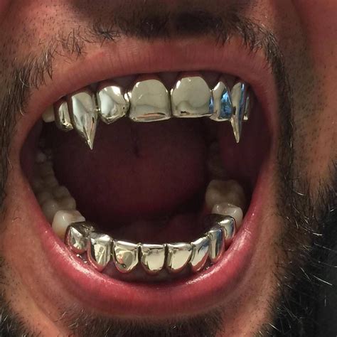 Pin de Skylostt em Chromatic | Grills dentes, Modificações corporais, Grillz