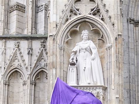 The King unveils York Minster statue of Queen Elizabeth II | YorkMix