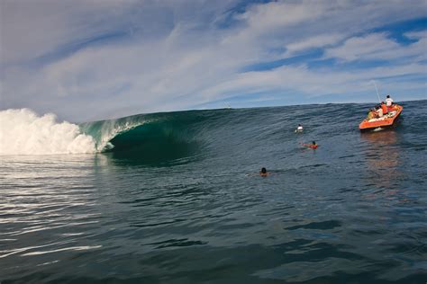 Mechanics of Teahupoo, Tahiti: Dissecting one of the world's heaviest surf spots