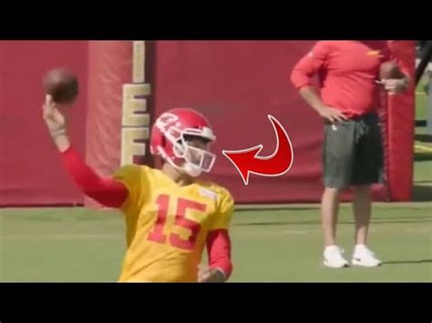 Patrick Mahomes No Look Pass In Chiefs Training Camp - YouTube