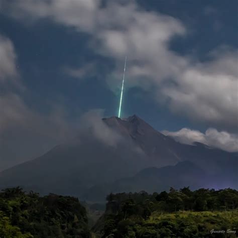 Photographer Captures Rare Eruption Moment Of Mount Merapi | FREEYORK