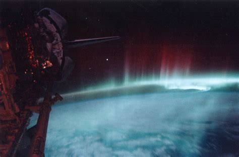 File:Aurora-SpaceShuttle-EO.jpg - Wikipedia