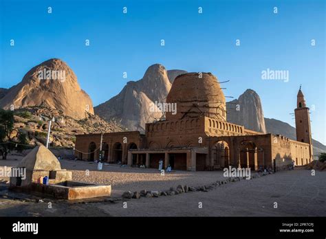 The Taka Mountains and Khatmiyah Mosque, Kassala, Sudan Stock Photo - Alamy