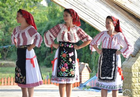 Romanian people traditional dress port popular - Romania Photo ...