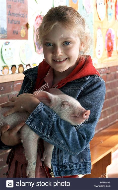 DAKOTA FANNING, WILBUR, CHARLOTTE'S WEB, 2006 Stock Photo - Alamy