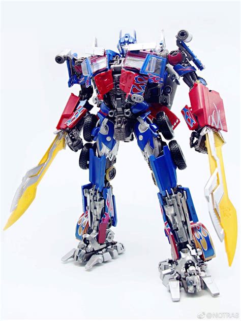 Masterpiece Movie Optimus Prime In Hand Pictures - Transformers News ...