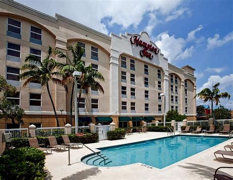 Hampton Inn Fort Lauderdale Airport North Cruise Port, River Oaks : hotel during the day ...