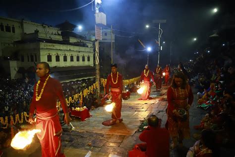 Aarti: The Act of Waving of Lights - WHY HINDU