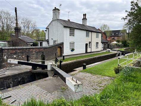 Cottage at Atherstone lock 5 © Andrew Abbott cc-by-sa/2.0 :: Geograph Britain and Ireland