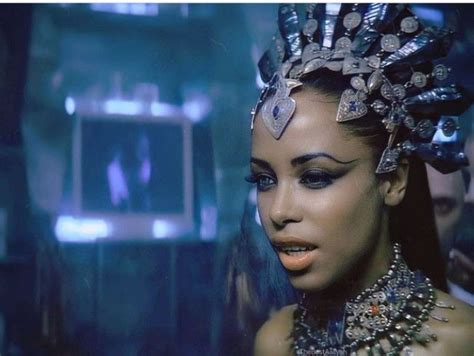 Queen Akasha | Queen of the damned, Hair clips 90s, Aaliyah haughton