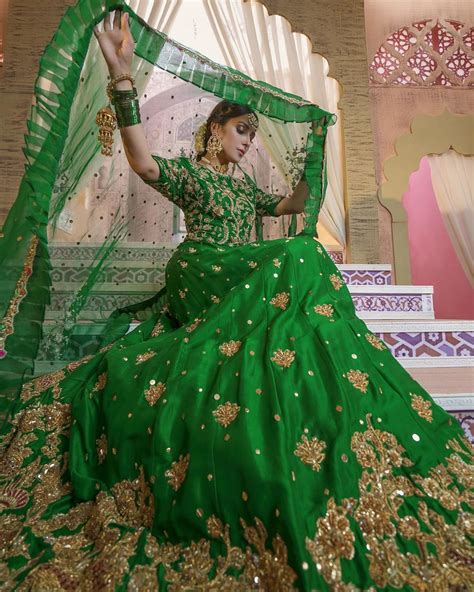 Actress Ayeza Khan is Looking Gorgeous in this Green Bridal Dress ...