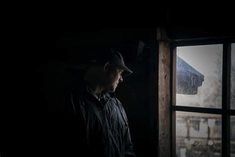 'Creepy' Man Stares at Woman Through Bedroom Window in 'Terrifying' Video - Trendradars Latest