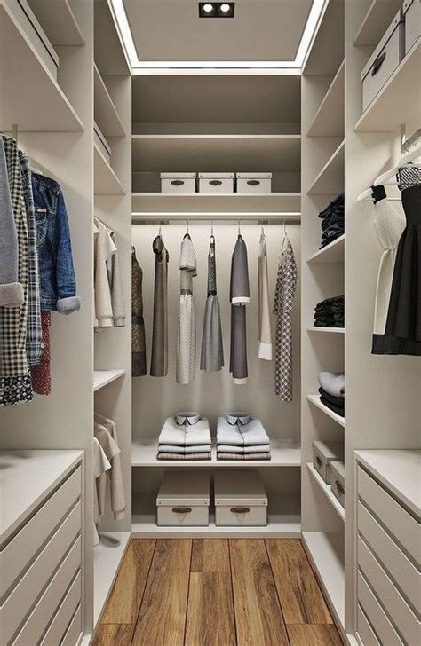 40+ Simple Small Walk In Closet Ideas | HOMEDSN in 2020 | Closet layout, Bedroom closet design ...