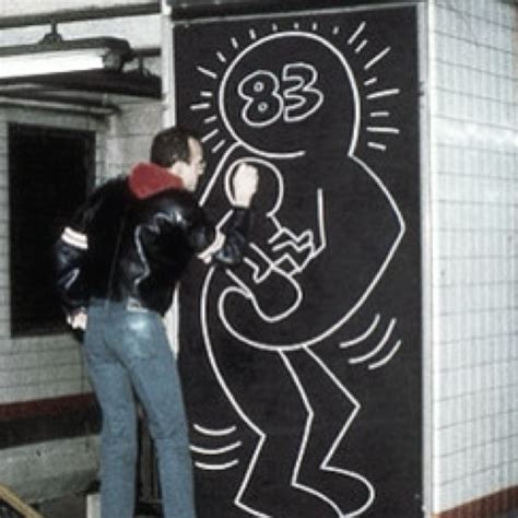 Keith Haring in a NYC subway station. | Keith haring art, Keith haring ...