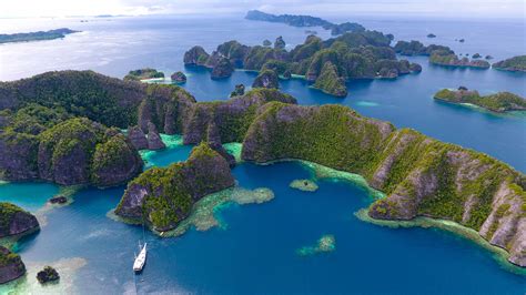 Luxury Liveaboard Raja Ampat Cruises | Best Diving Experience 2024