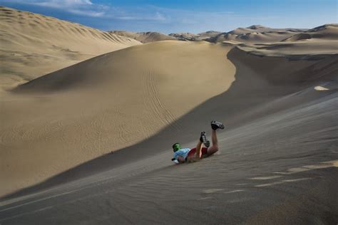 Sandboarding o sand skiing en el desierto de la Huacachina, Ica