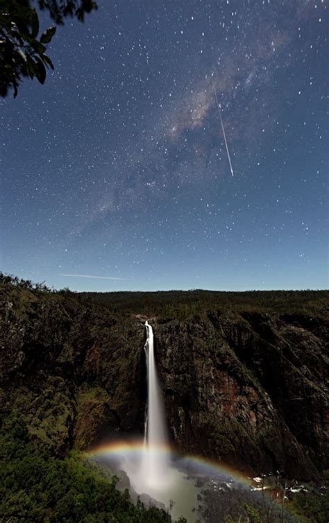 Meteor dan Pelangi Bulan Diatas Air Terjun Wallaman - READS | A Blog by Widiani