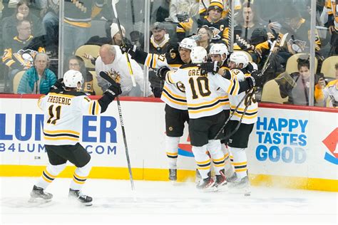 Lindholm's OT goal lifts Bruins to comeback victory over Penguins