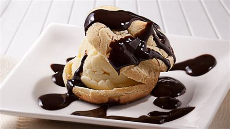 Profiteroles rellenos con helado y salsa de chocolate - Recetas Lider