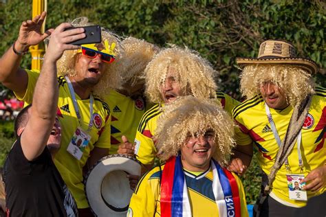 Colombian soccer fans with blonde wigs - Creative Commons Bilder