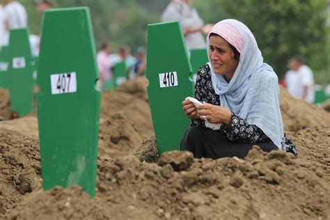 Não deixar esquecer o massacre de Srebrenica, 20 anos depois – Observador