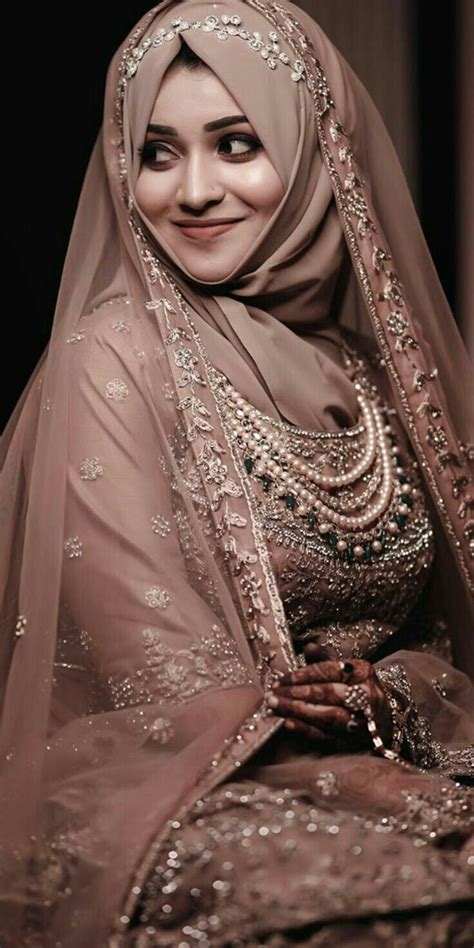 Pin su Muslim Brides Outfits